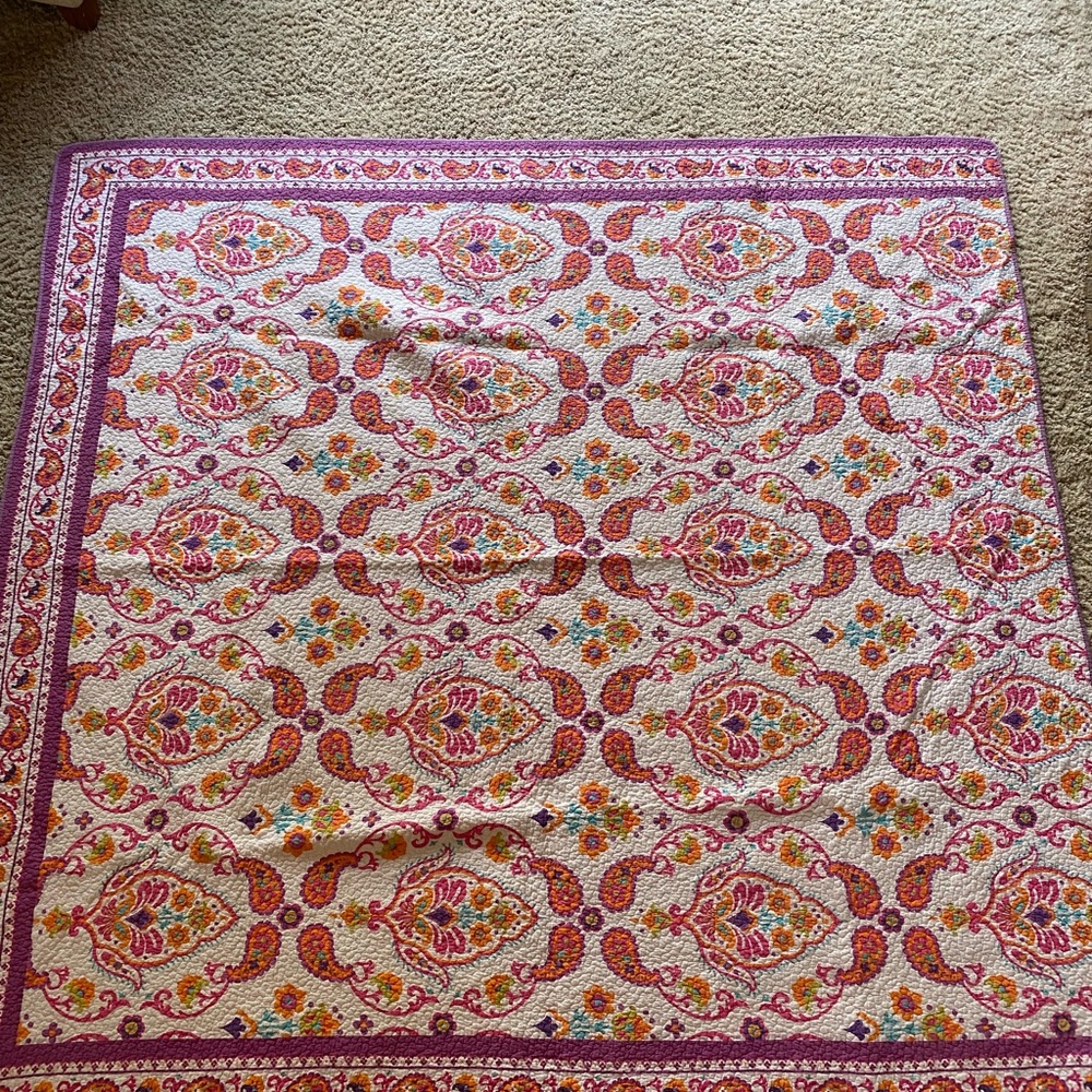 Beautiful Queen Size bedspread and shams